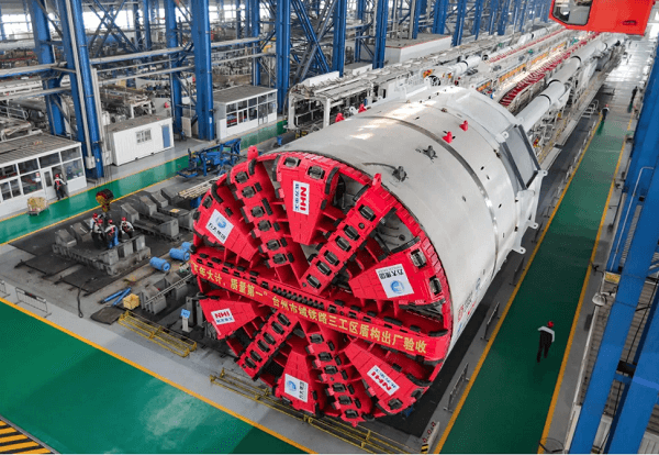 (圖:我國(guó)盾構(gòu)機(jī)運(yùn)作現(xiàn)場(chǎng))